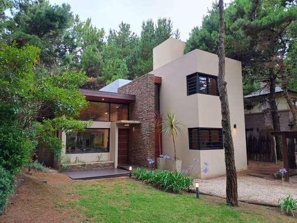 Casa Prana – Casa Nueva – fachada exterior y diseño arquitectónico – Calle Vega y Artes, Mar de las Pampas
